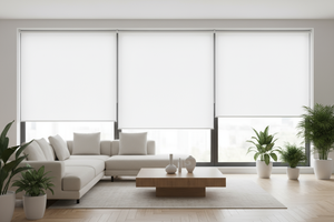 Modern ve şık bir oturma odası. Geniş pencerelerde sade ve zarif beyaz stor perdeler düzgün şekilde takılı. Perdeler yarı açık konumda, içeri süzülen gün ışığı ortamı aydınlatıyor. Perdenin yüzeyi düz, temiz ve kaliteli kumaş yapısı net olarak görünüyor. Oda minimalist mobilyalarla döşenmiş: açık renk parke zemin, bej koltuk, ahşap sehpa, birkaç dekoratif obje ve yeşil bitkiler. Ortam ferah, huzurlu ve estetik bir atmosfer sunmalı. Görsel yüksek çözünürlüklü, gerçekçi ve e-ticaret için profesyonel olmalı.