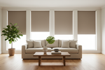 Modern ve şık bir oturma odası. pencerelerde sade koyu bej renkte stor perdeler düzgün şekilde takılı. Perdeler yarı açık konumda, içeri süzülen gün ışığı ortamı aydınlatıyor. Perdenin yüzeyi düz, temiz ve kaliteli kumaş yapısı net olarak görünüyor. Oda minimalist mobilyalarla döşenmiş: açık renk parke zemin, bej koltuk, ahşap sehpa, birkaç dekoratif obje ve yeşil bitkiler. Ortam ferah, huzurlu ve estetik bir atmosfer sunmalı. Görsel yüksek çözünürlüklü, gerçekçi ve e-ticaret için profesyonel olmalı.
